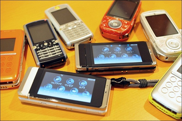 Thời kỳ hoàng kim của điện thoại màn hình xoay, DoCoMo Sharp SH906i cũng là siêu phẩm hiếm hoi sở hữucamera 5.2 MP chụp ảnh hỗ trợ đèn Flash cho hình sáng và nét. Cùng với đó là kết nối GPRS, công nghệ 3G có thể quay video và xem tivi.