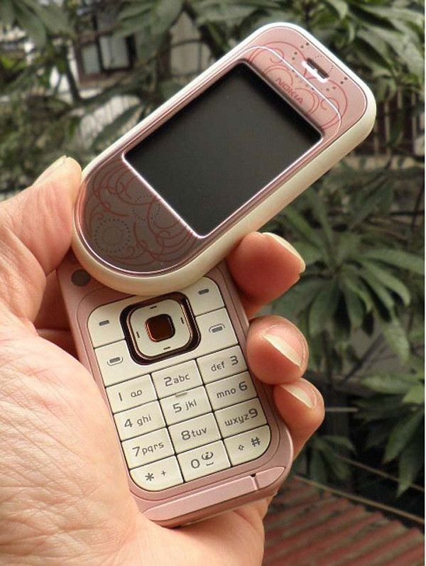 Khác với thiết kế như ''máy quay phim thu nhỏ'', chiếc Nokia 7373 ra mắt năm 2006 cũng là một trong những điện thoại màn hình xoay đình đám một thời với thiết kế dành riêng cho phái đẹp.