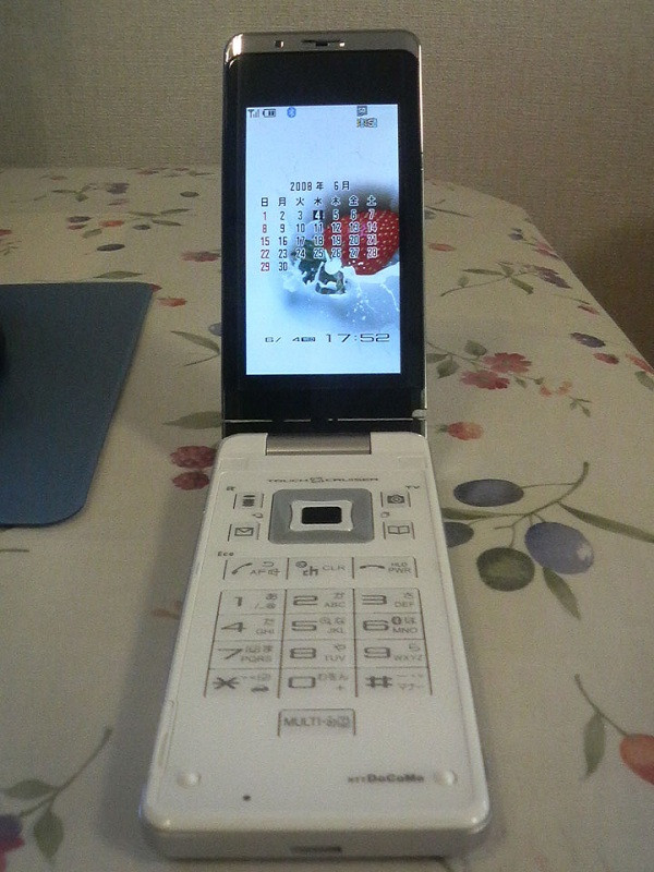 Cùng thời với Sharp 920SH nhưng DoCoMo Sharp SH906i lại gây ấn tượng hơn cả với thiết kế sáng tạo và hiện tại không tưởng.