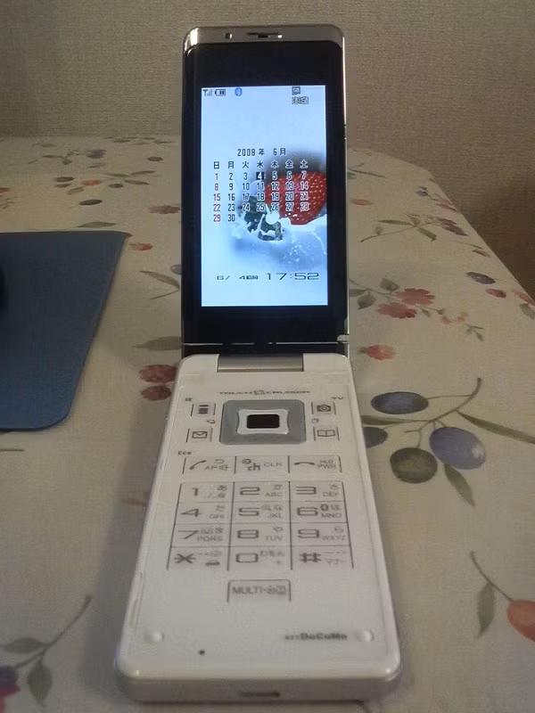 Cùng thời với Sharp 920SH nhưng DoCoMo Sharp SH906i lại gây ấn tượng hơn cả với thiết kế sáng tạo và hiện tại không tưởng.