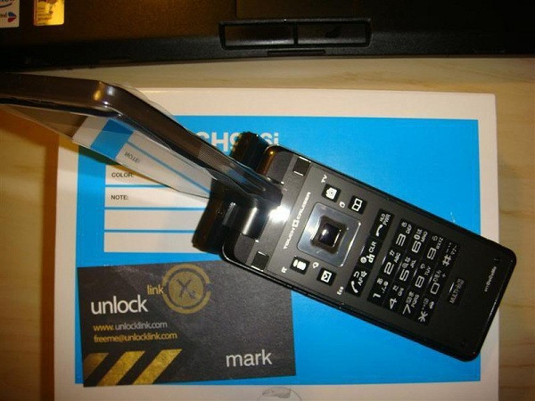 Ban đầu nhìn ngắm ai cũng nghĩ đây chỉ là điện thoại nắp gập thông thường nhưng thực chất khi xoay phần nắp gập ra ngoài nó sẽ trở thành một màn hình cảm ứng rất nhạy.