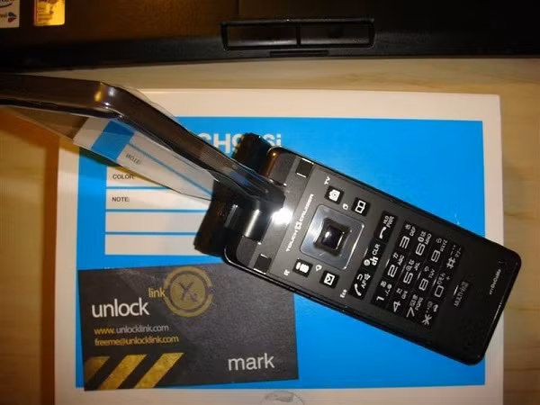 Ban đầu nhìn ngắm ai cũng nghĩ đây chỉ là điện thoại nắp gập thông thường nhưng thực chất khi xoay phần nắp gập ra ngoài nó sẽ trở thành một màn hình cảm ứng rất nhạy.