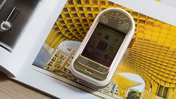 Với kích thước 88 x 43 x 23 mm, nặng 104 gram cùng các lựa chọn đeo máy trên cổ hay bỏ trong túi, mẫu điện thoại này được các chị em rất ưa chuộng thời kỳ đó.