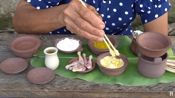 Thay vì những lời bóc mẽ, ''tố'' làm đồ ăn bẩn hay chi tiết vô lý, nhiều người tỏ ra thích thú cho rằng hẳn bà Tân đã dùng đèn pin thu nhỏ của Doraemon để tạo nên những nguyên liệu. Đa phần đều mong muốn bà Tân nên tiếp tục những video có nội dung tuy đơn giản mà độc đáo thế này.