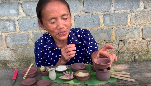 Cụ thể, trong video mới nhất đăng tải trên kênh Youtube, Bà Tân trổ tài chế biến món "đùi gà rán chiên giòn siêu nhỏ" , với dụng cụ nấu ăn bé tí, chỉ độ cỡ nằm gọn trong lòng bàn tay. Bao gồm bát, đũa, dao, chảo, nồi và bếp cũng cực nhỏ.