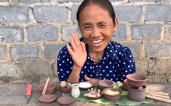 Chỉ cần một đôi đũa nhỏ, lần lượt làm món ăn một cách chẳng tốn mấy sức, bà Tân Vlog cũng thể hiện sự thích thú khi lần đầu nấu món ăn lại nhàn thế này.