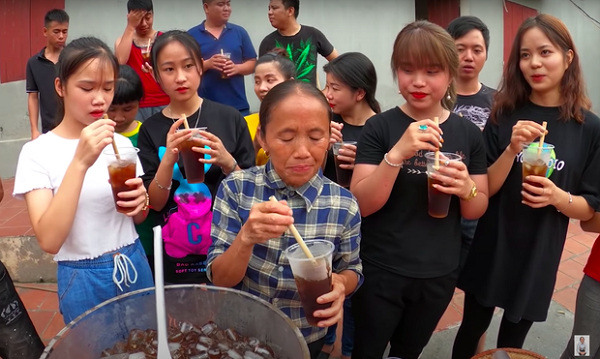 Tuy nhiên, trong vlog lần này, người xem đã nhận ra một số vị khách có phản ứng ''không được hài lòng cho lắm'', thể hiện ở biểu cảm nhăn nhó, hay quay sang nhìn nhau khó hiểu.