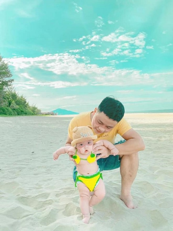 Hình ảnh này khiến nhiều người lầm tưởng hai bố con đi biển nên bị cháy nắng thật. (Ảnh: Phạm Thị Mai Phương)