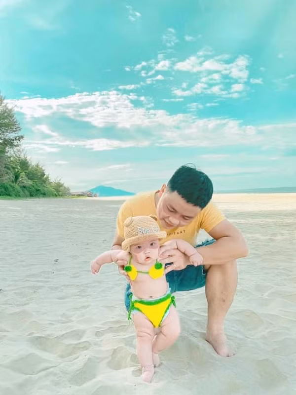 Hình ảnh này khiến nhiều người lầm tưởng hai bố con đi biển nên bị cháy nắng thật. (Ảnh: Phạm Thị Mai Phương)