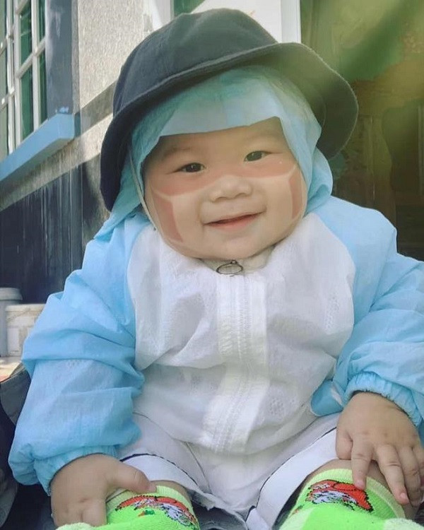 Cậu bé này còn có cả đồ bảo hộ nữa nè!. (Ảnh: Huỳnh Ái Vân)