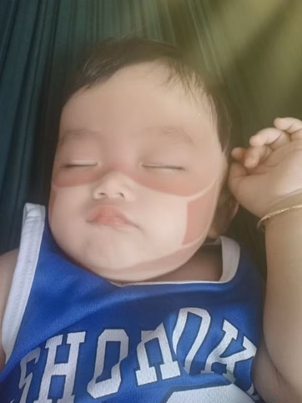 Đang ngủ mà cũng bị bố mẹ chụp hình cháy nắng. (Ảnh: Lam Anh Thu)