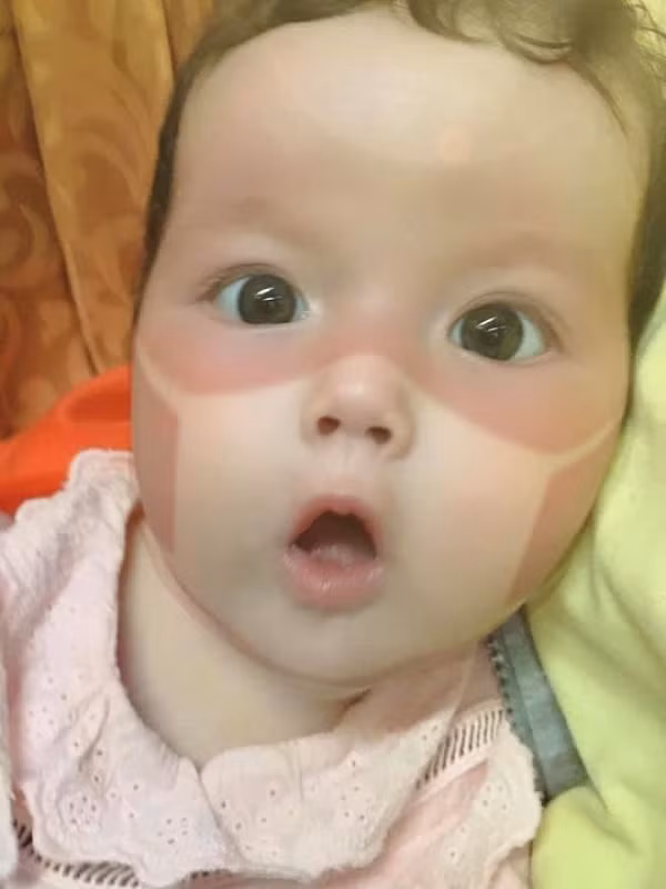 Em bé vẫn chưa hiểu chuyện gì đang xảy ra. (Ảnh: Nhật Hạ)