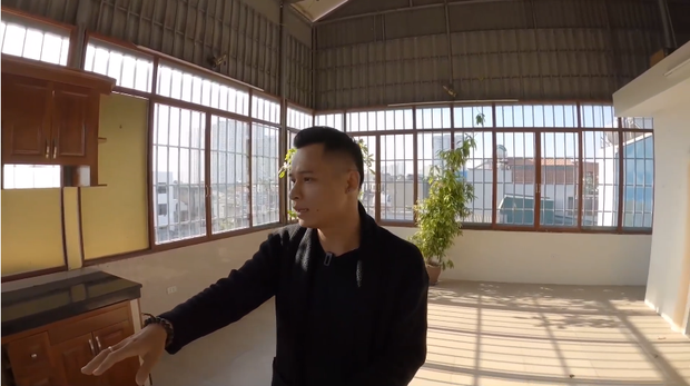 Ấn tượng không kém trong vlog giới thiệu nhà mới của Độ Mixi là màn cải tạo sân thượng cực ngoạn mục. Độ Mixi cho biết anh muốn dùng sân vườn với view cực chill này làm nơi tụ tập anh em, bạn bè khi rảnh rỗi.