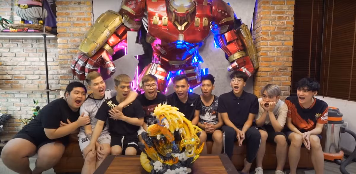 Nổi bật nhất là bộ mô hình Hulkbuster khổng lồ được lắp ráp bởi studio có tiếng về sản phẩm siêu anh hùng tại Hà Nội, có giá bán 38 triệu đồng với tổng chi phí lặp đặt và trang trí cộng thêm là rơi vào khoảng 41 triệu đồng.