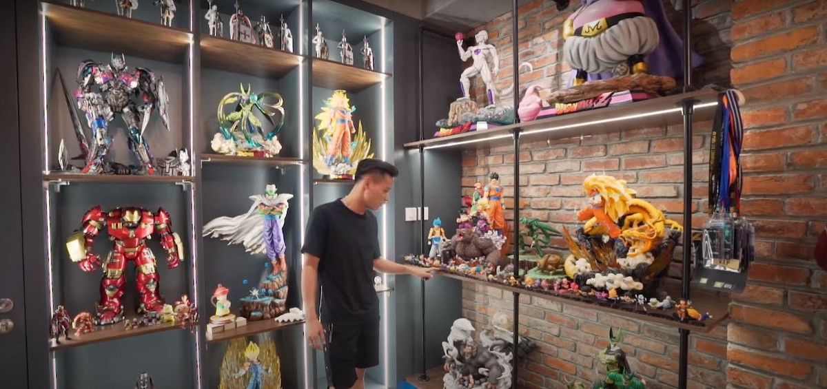 Độ Mixi vốn cực có đam mê với việc sưu tầm những mô hình siêu anh hùng hay các nhân vật truyện tranh. Trên kệ tủ là mô hình các mẫu từ Dragon Balls Z, Transformers, Avengers,… sở hữu mức giá khá cao, từ vài triệu đồng đến chục triệu đồng.