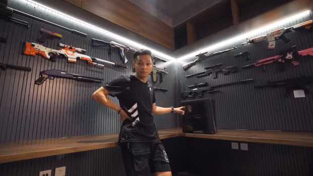 Ngoài mô hình, ''tứ hoàng streamer'' còn có niềm đam mê với súng. Anh không quên khoe bộ sưu tập súng đầy mãn nhãn đến người hâm mộ.