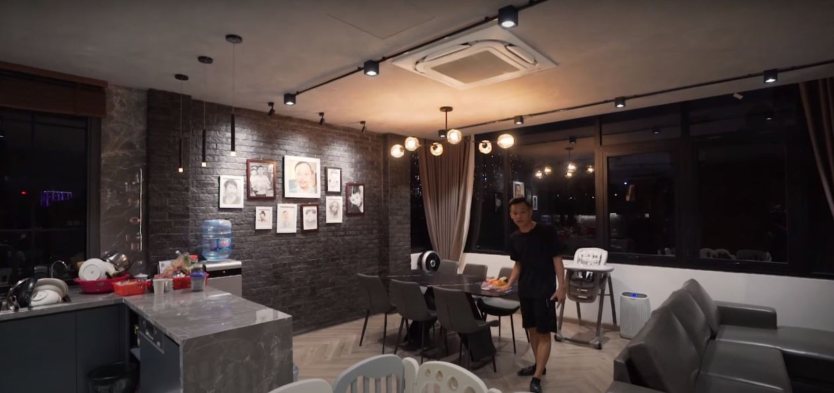 Trong đoạn video dài gần 1 tiếng đồng hồ, Tộc trưởng Độ đã giới thiệu hết cả 7 tầng của căn nhà mới, từ góc livestream hằng ngày, bộ sưu tập xịn xò cho đến tầng thượng được anh cải tạo cực chill.