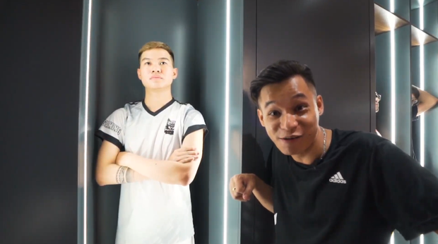 Mô hình tỉ lệ 1:1 của ''Bô Cao Lãnh'' và ''Nhism Đê La Thành'' xuất hiện trong căn phòng khiến Độ Mixi lẫn khán giả thích thú.