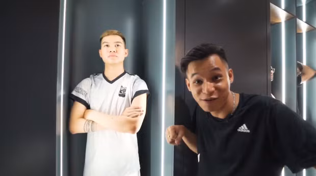 Mô hình tỉ lệ 1:1 của ''Bô Cao Lãnh'' và ''Nhism Đê La Thành'' xuất hiện trong căn phòng khiến Độ Mixi lẫn khán giả thích thú.