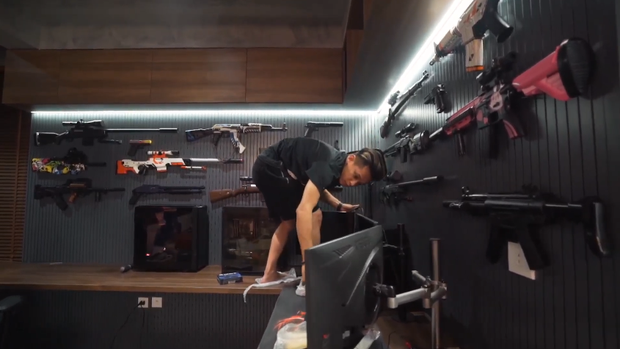 Góc treo súng này cũng chính là góc stream của Độ Mixi.