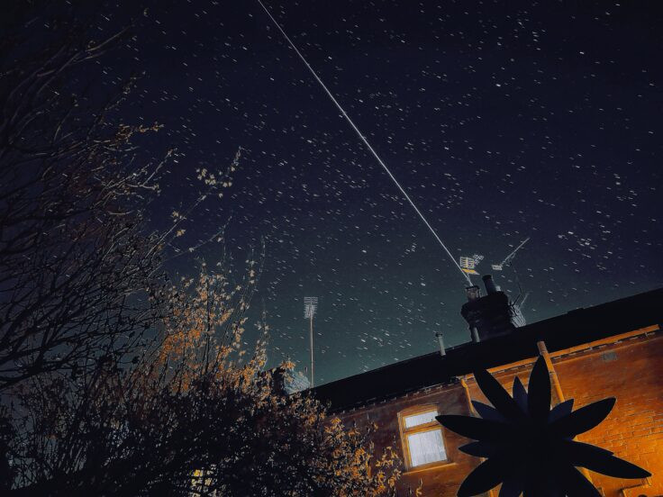 Đồ nghề của anh chỉ bao gồm một chân máy ảnh chuyên dụng và một chiếc smartphone - điều này cho phép camera của điện thoại phơi sáng lâu hơn.