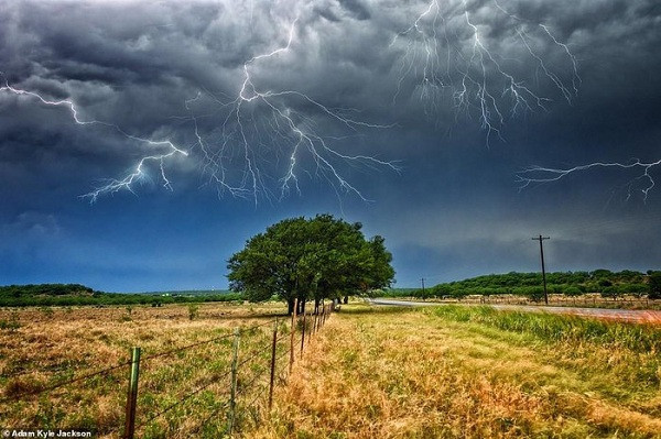 Gần một thập kỷ qua, nhiếp ảnh này này rong ruổi khắp nước Mỹ để săn lùng những cơn ''bão tử thần'' đáng sợ. Mục tiêu của anh là giữ an toàn trong khi chụp ảnh sấm sét, mây vảy rồng và giông bão Milky Way (dải ngân hà).