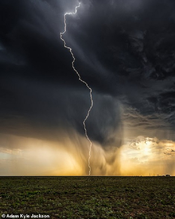 Và tất nhiên, việc săn bão chưa bao giờ là dễ dàng. Để ghi lại được những khoảnh khắc ''bão tử thần'' nuốt trọn bầu trời ấn tượng anh phải đối mặt với rất nhiều hiểm nguy, thậm chí đã từng bị mất phương hướng, cô lập khi ''ở trong bão''.