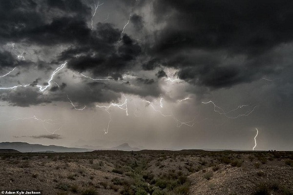 Jackson cho biết đam mê mãnh liệt với bão hình thành khi anh lớn lên ở Texas (Mỹ) được chứng kiến những trận giông bão khủng khiếp vào mỗi mùa xuân và mùa hè. ''Tôi từng điên cuồng chạy theo phía xe tải để kịp báo cho bố tôi về cơn lốc xoáy khủng khiếp mà không hay biết về mối nguy hiểm cận kề'', nhiếp ảnh gia kể lại.