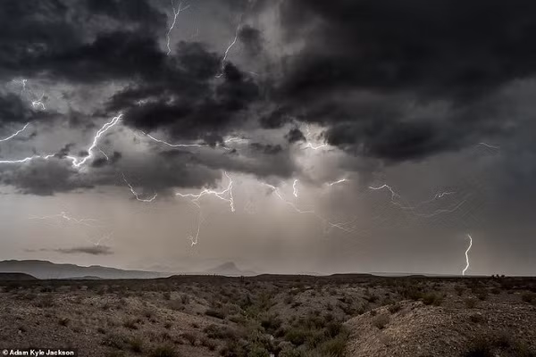Jackson cho biết đam mê mãnh liệt với bão hình thành khi anh lớn lên ở Texas (Mỹ) được chứng kiến những trận giông bão khủng khiếp vào mỗi mùa xuân và mùa hè. ''Tôi từng điên cuồng chạy theo phía xe tải để kịp báo cho bố tôi về cơn lốc xoáy khủng khiếp mà không hay biết về mối nguy hiểm cận kề'', nhiếp ảnh gia kể lại.