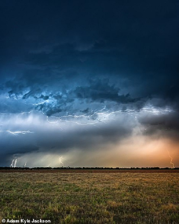 Nhiếp ảnh gia chia sẻ, điểm đến lý tưởng cho những bức ảnh về bão là ở đông bắc New Mexico và Tây Texas. Ngoài ra, anh cũng từng ghi được những khoảnh khắc ấn tượng tại Nebraska, Kansas, Monument Valley…