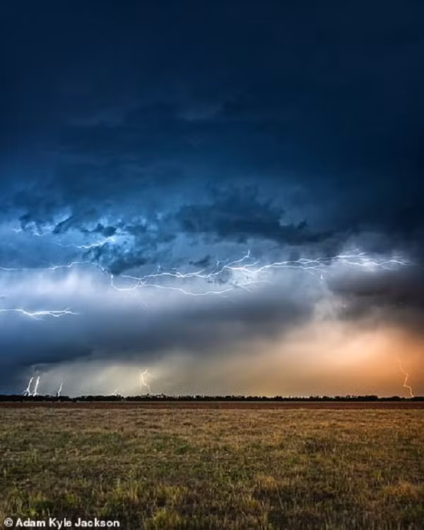 Nhiếp ảnh gia chia sẻ, điểm đến lý tưởng cho những bức ảnh về bão là ở đông bắc New Mexico và Tây Texas. Ngoài ra, anh cũng từng ghi được những khoảnh khắc ấn tượng tại Nebraska, Kansas, Monument Valley…