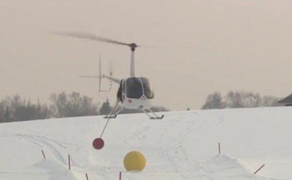 Những người tham gia làm mọi cách để đưa quả bóng đường kính 1 m lăn trên mặt tuyết trong khi đang ở trong trực thăng. Trực thăng phải duy trì ở khoảng cách từ 4 đến 5m so với mặt đất và để đánh được quả bóng khổng lồ, người chơi sử dụng gậy nặng đến 10 kg, dài đến 5m.