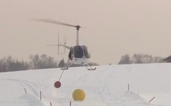 Những người tham gia làm mọi cách để đưa quả bóng đường kính 1 m lăn trên mặt tuyết trong khi đang ở trong trực thăng. Trực thăng phải duy trì ở khoảng cách từ 4 đến 5m so với mặt đất và để đánh được quả bóng khổng lồ, người chơi sử dụng gậy nặng đến 10 kg, dài đến 5m.