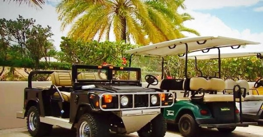 Đi xe Hummer đánh golf là một dịch vụ đặc biệt tại sân golf hạng sang thuộc khu du lịch vịnh Jumby Bay ở vùng biển Caribbean.