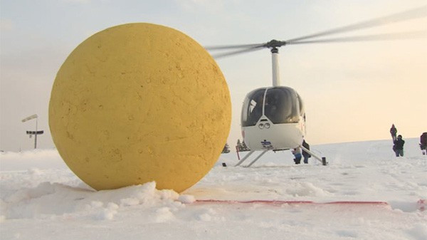 Thú chơi golf ''khác người'' nhất của giới siêu giàu có lẽ phải kể đến ý tưởng đánh golf bằng...trực thăng. Nếu dùng trực thăng để chở người chơi đến các lỗ trên sân golf đã bị kêu rên là quá xa xỉ, thì độ ''chơi sang'' của người Nga đã vượt lên tất cả khi họ dùng trực thăng để đánh golf.