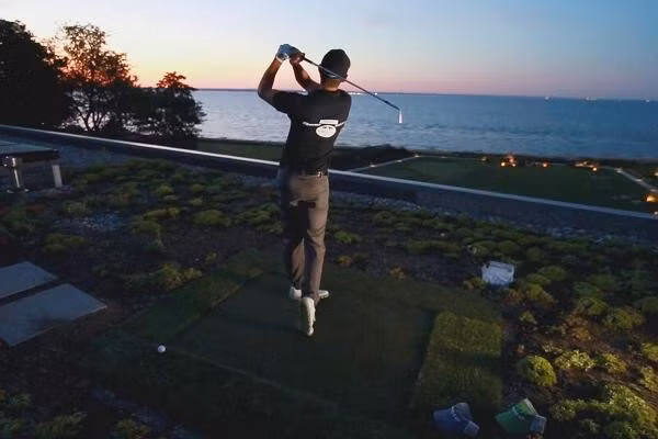 Tất nhiên, những thú chơi golf đẳng cấp như vậy luôn không hề có giá rẻ. Để trải nghiệm cảm giác này, chỉ có các triệu phú lắm tiền mới có thể bạo chi như vậy.