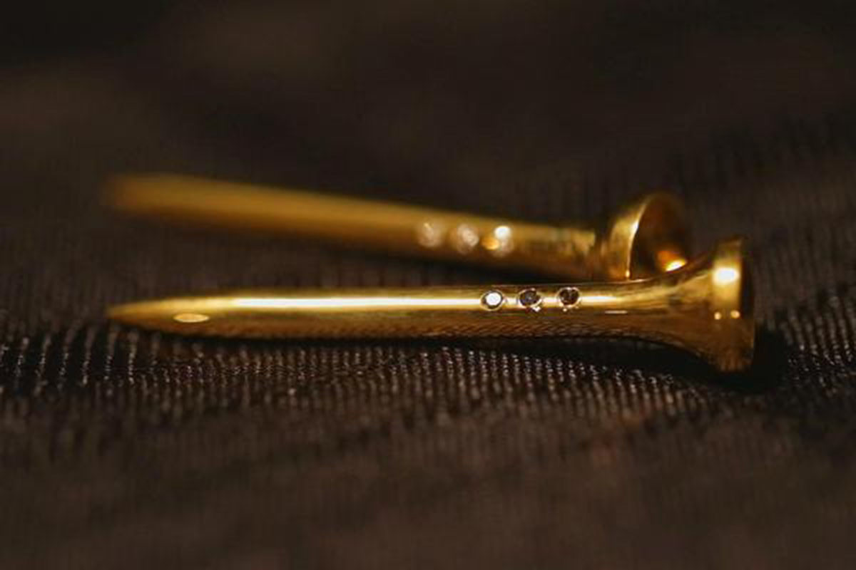 Tuy nhiên, để tỏ ra khác biệt và thể hiện đẳng cấp, những tay chơi golf thứ thiệt đã không ngần ngại sắm cho mình những chiếc đế kê bóng được làm hoàn toàn bằng vàng nguyên chất 24 karat nạm đá quý và kim cương có giá lên tới hàng ngàn USD.