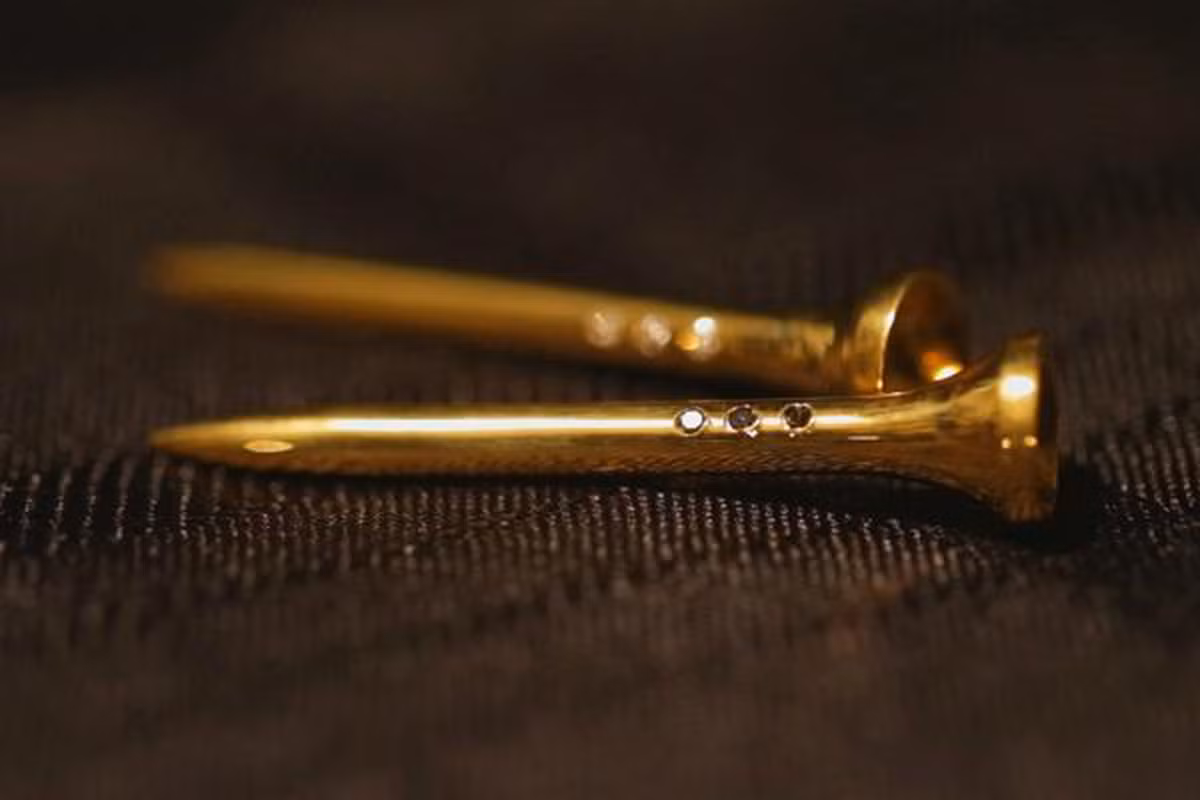 Tuy nhiên, để tỏ ra khác biệt và thể hiện đẳng cấp, những tay chơi golf thứ thiệt đã không ngần ngại sắm cho mình những chiếc đế kê bóng được làm hoàn toàn bằng vàng nguyên chất 24 karat nạm đá quý và kim cương có giá lên tới hàng ngàn USD.