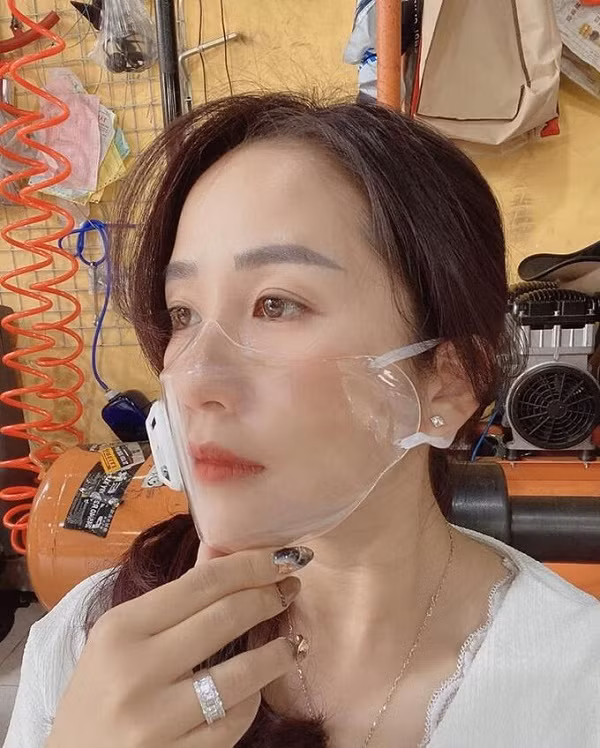 Điều đặc biệt nhất khiến mẫu khẩu trang trong suốt này đang được nhiều người tìm mua, đặc biệt là những người sử dụng smartphone đó là khả năng mở được Face ID mà không cần phải bỏ khẩu trang.