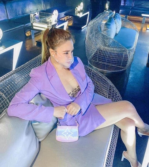 Mỗi hộp khẩu trang bao gồm một khung nhựa, hai dây đeo và hai nút lọc bụi, khí. Theo thông tin từ fanpage chính thức của XC99 thì sản phẩm mới chỉ bán giới hạn, số lượng không nhiều, được giới trẻ săn lùng ráo riết.