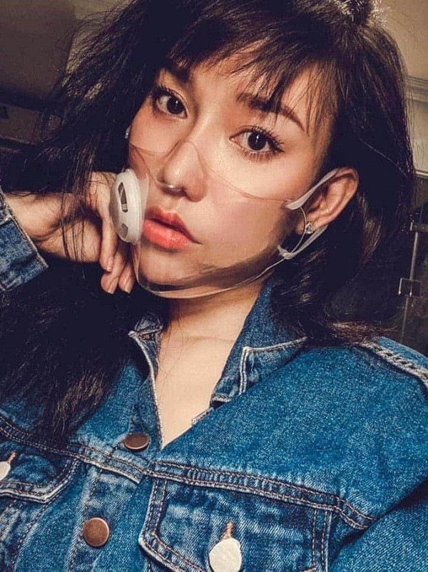 Những ngày gần đây, cư dân mạng xôn xao trước sự xuất hiện của một loại khẩu trang trong suốt, vừa phòng chống bệnh lại ''khoe'' được khuôn mặt đẹp và tha hồ selfie lồng lộn như người mẫu tạp chí.