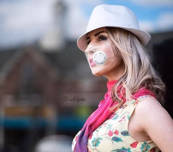 Với thiết kế độc đáo, giúp ngăn ngừa dịch bệnh lại có tính năng phù hợp với người dùng smartphone, mức giá của khẩu trang trong suốt này cũng không hề rẻ. Giá của sản phẩm dao động từ 118.000 đồng cho màu ''trắng thanh lịch, 128.000 đồng cho màu ''đen cool ngầu'' và 138.000 đồng cho phiên bản ''trong suốt duyên dáng'', theo giới thiệu của nhà sản xuất.