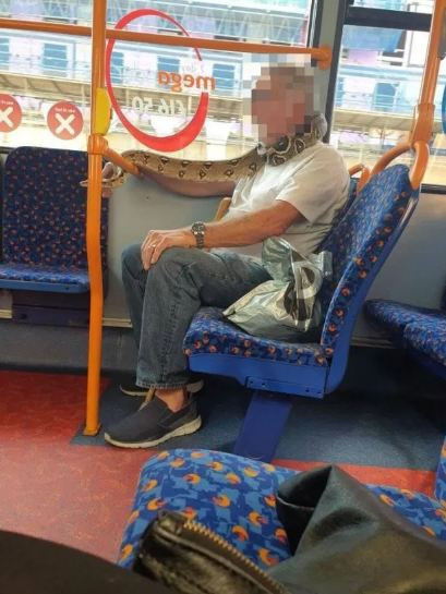 Ngày 14/9, cả mạng xã hội xôn xao khi hình ảnh một người đàn ông đeo ''vật thể lạ'' lên xe bus được lan truyền rộng rãi.
