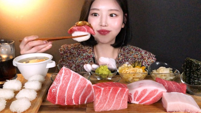 Trước khi xảy ra lùm xùm lừa dối người xem bằng những cảnh quay cắt ghép, Boki còn bị tố nhận tiền để quảng cáo sản phẩm trong video nhưng không nói rõ. Điều này đã khiến nữ YouTuber tiếp tục nhận những bình luận tiêu cực dưới video đính chính và mất một lượng fan không nhỏ. Qua đời vì ăn quá nhiều...THỊT| VTC14