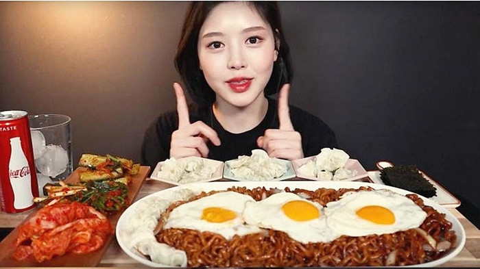 Theo phát hiện của cư dân mạng, nữ Youtuber ẩm thực nổi tiếng đã dùng tay làm ám hiệu (chỉ ngón trỏ lên) để đánh dấu vị trí cần cắt ghép, biên tập lại, sau đó bỏ bớt thức ăn ra.