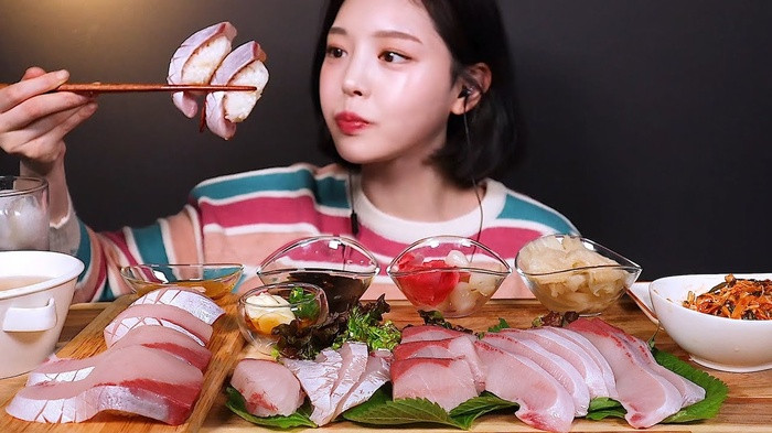 Đầu tháng 8 vừa qua, cư dân mạng thế giới xôn xao khi thánh mukbang Hàn Quốc Eat with Boki bất ngờ bị tố lừa dối người xem.