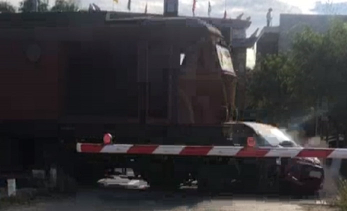 Video: O to co vuot rao chan bi tau huc vang xa 50 met o Quang Nam