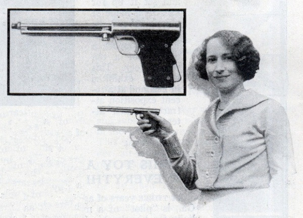 Đúng, đây là một khẩu súng thời xưa, nhưng là... súng bắn ruồi. Thời chưa có thuộc diệt côn trùng, người ta đã sử dụng công cụ này để diệt ruồi nhưng sau đó bị ngưng sản xuất vì dường như không có tác dụng.