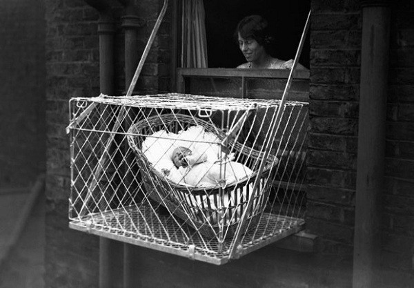 Cũi em bé "thông minh" cực phổ biến những năm 1930 ở Mỹ cho đến Luân Đôn được tin rằng giúp em bé cứng cáp hơn, tránh được các bệnh cảm lạnh, trúng gió... Nhìn lại phát minh này có lẽ bậc phụ huynh nào cũng "rùng mình".