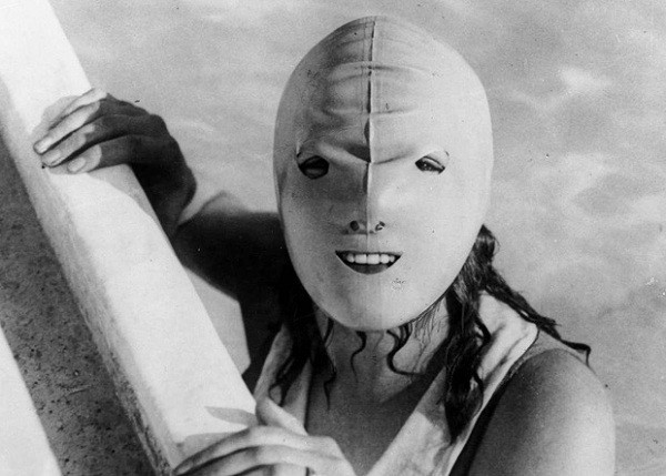 Thời chưa có kem chống nắng, các bà các mẹ chúng ta đã từng sử dụng chiếc mặt nạ kinh dị này để chắn nắng.